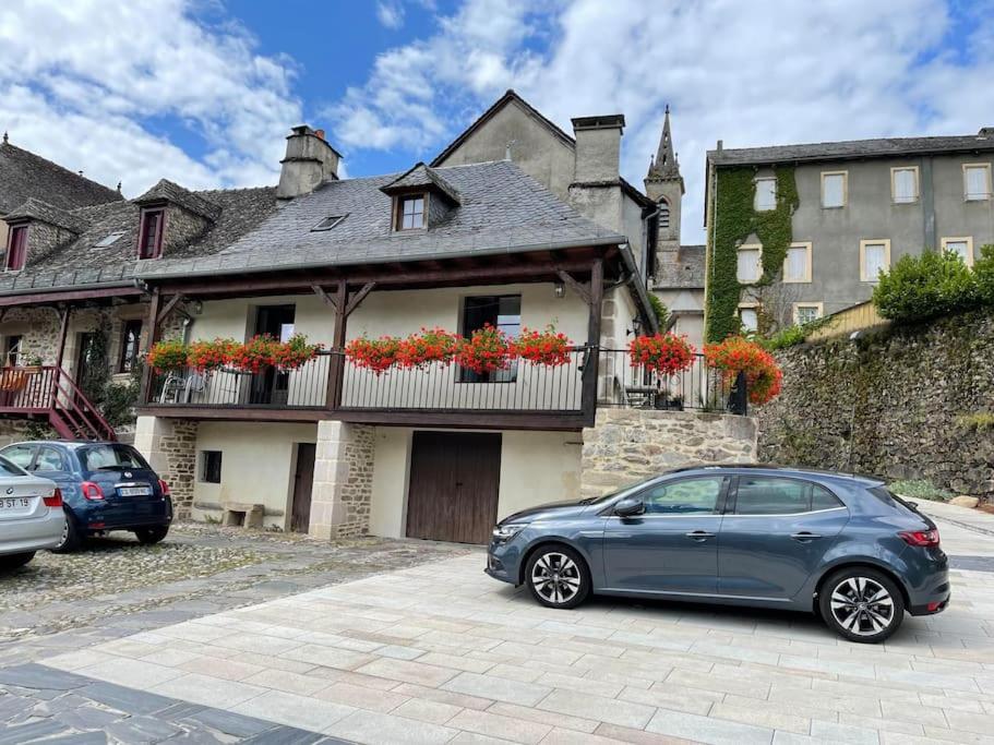Maison En Pierre Sur Les Quais De La Dordogne Argentat Buitenkant foto