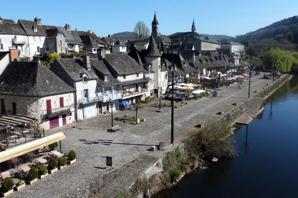 Maison En Pierre Sur Les Quais De La Dordogne Argentat Buitenkant foto